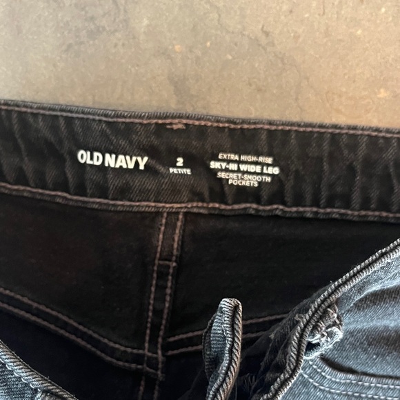 Old Navy Extra High-Rise Sky-Hi Wide Leg two-toned Jean w/secret smooth pockets. - Picture 3 of 6